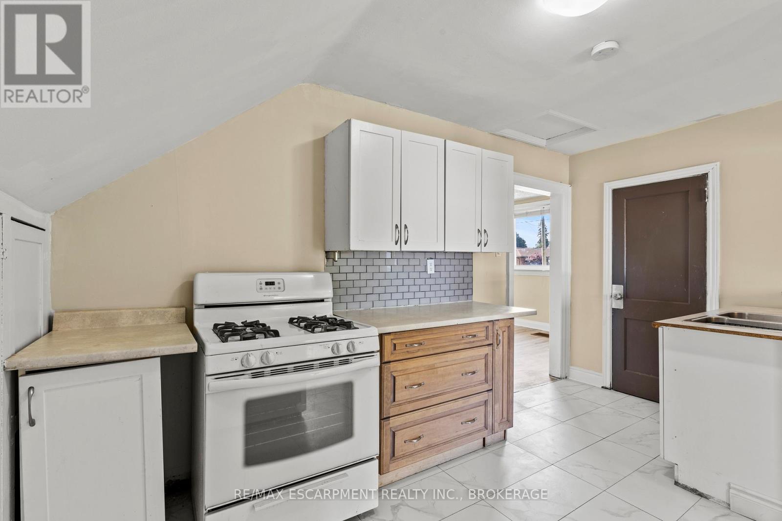 Upper - 1 West Street N, Thorold, Ontario  L2V 2R8 - Photo 6 - X13714802