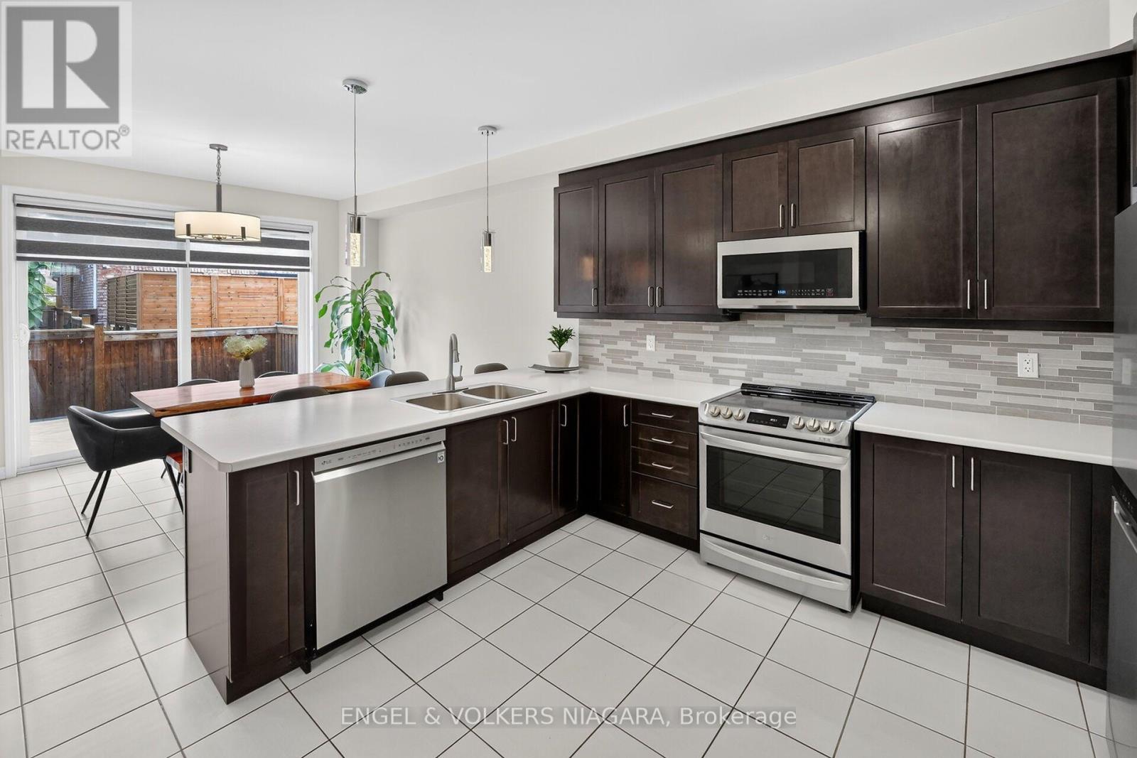 1221 Rose Way S, Milton, Ontario  L9E 1L9 - Photo 6 - W13722000