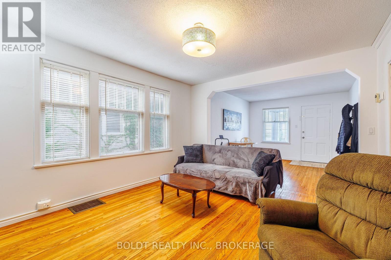 20 Stuart Avenue, St. Catharines, Ontario  L2R 1M7 - Photo 4 - X13722920