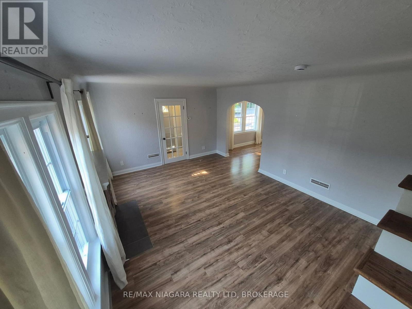 5944 Dorchester Road, Niagara Falls, Ontario  L2G 5S9 - Photo 4 - X13724626