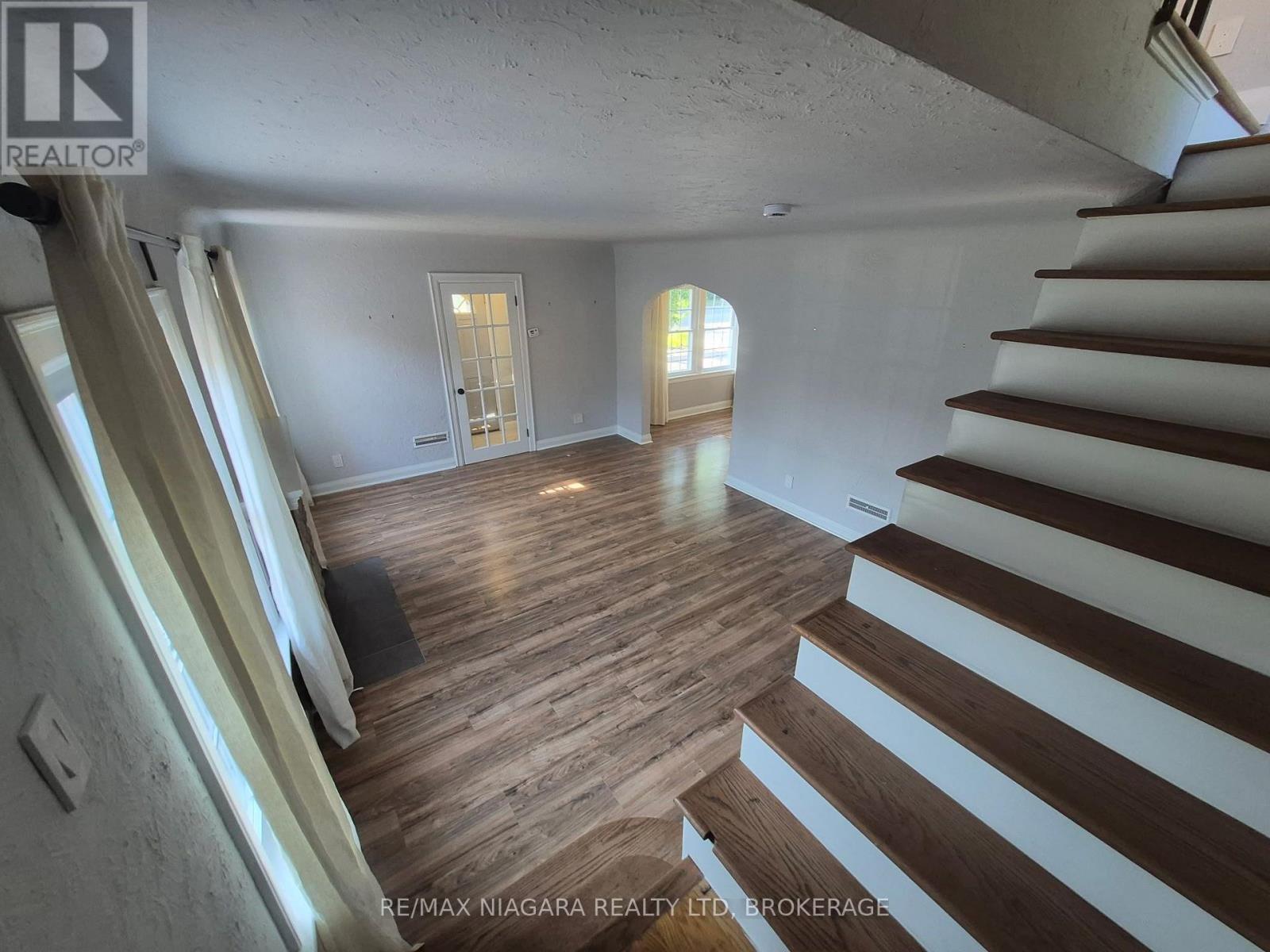 5944 Dorchester Road, Niagara Falls, Ontario  L2G 5S9 - Photo 5 - X13724626
