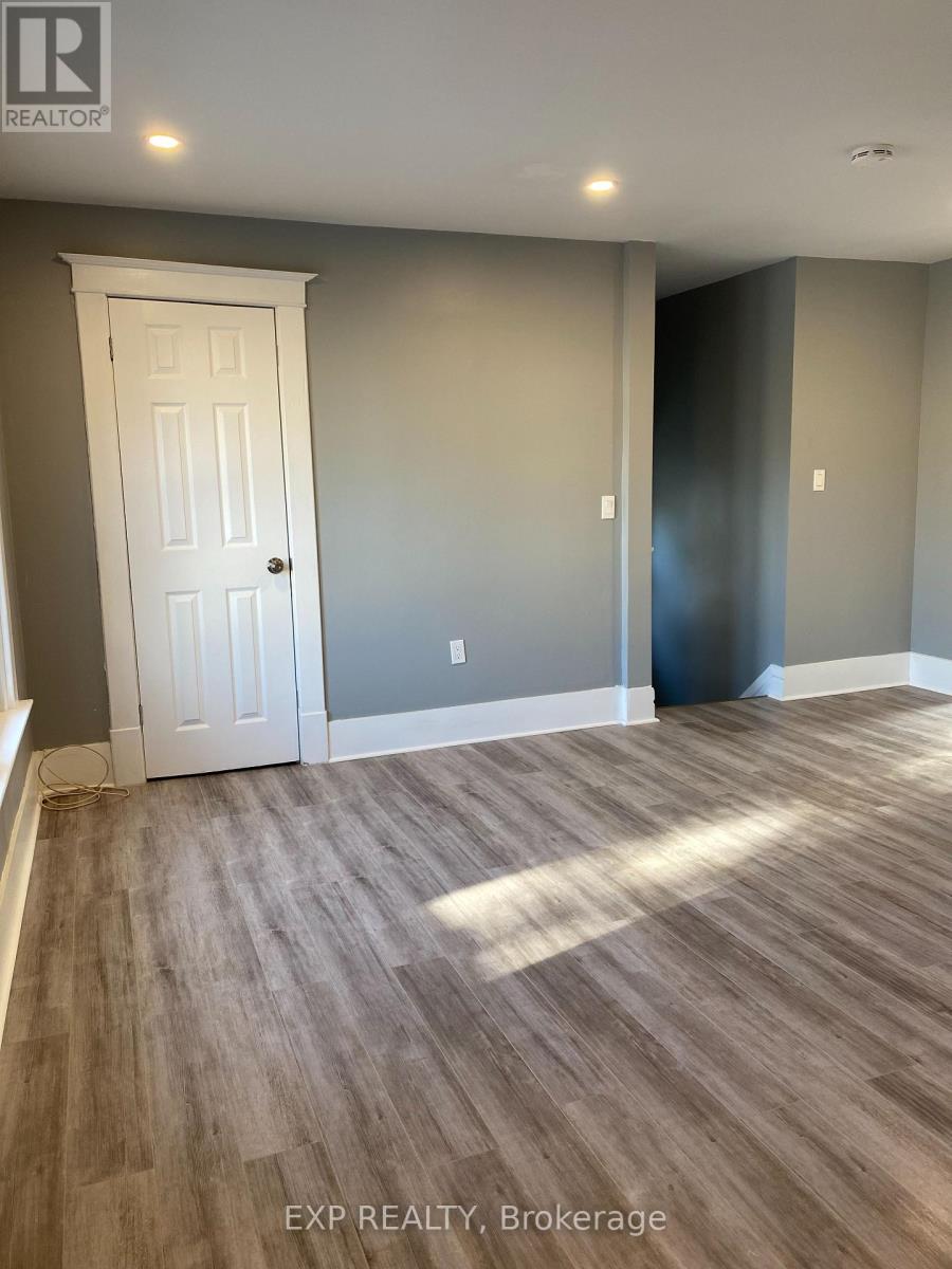 Upper Level - 104 Lowell Avenue, St. Catharines, Ontario  L2R 2E2 - Photo 3 - X13739780