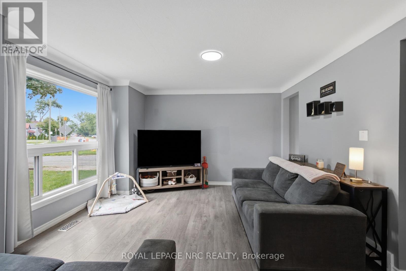8458 Willoughby Drive, Niagara Falls, Ontario  L2G 6X5 - Photo 5 - X13748180