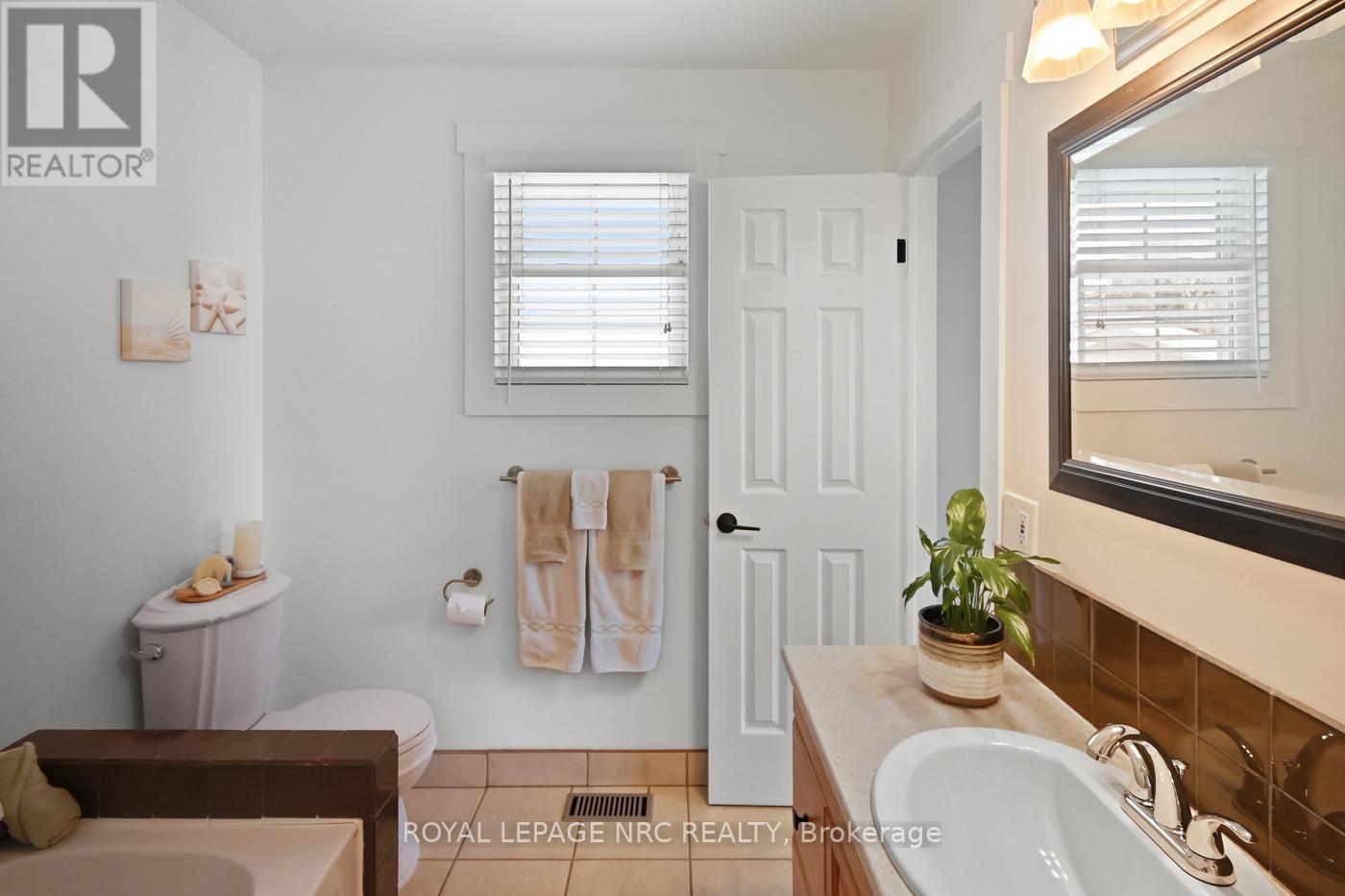 37 Spruceside Crescent, Pelham, Ontario  L3E 0G1 - Photo 16 - X13749364