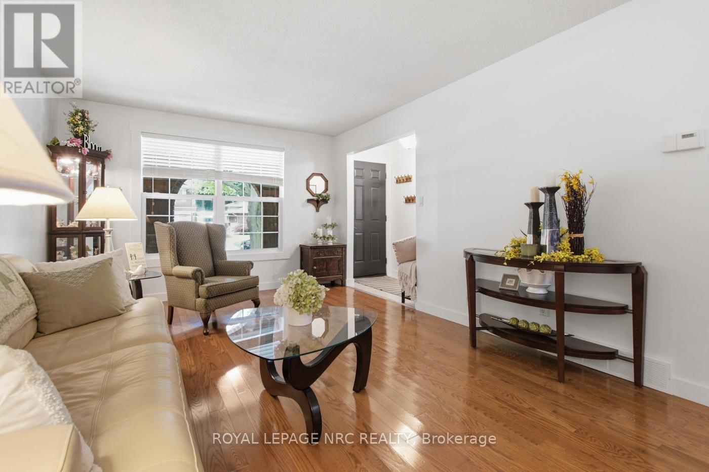 37 Spruceside Crescent, Pelham, Ontario  L3E 0G1 - Photo 2 - X13749364