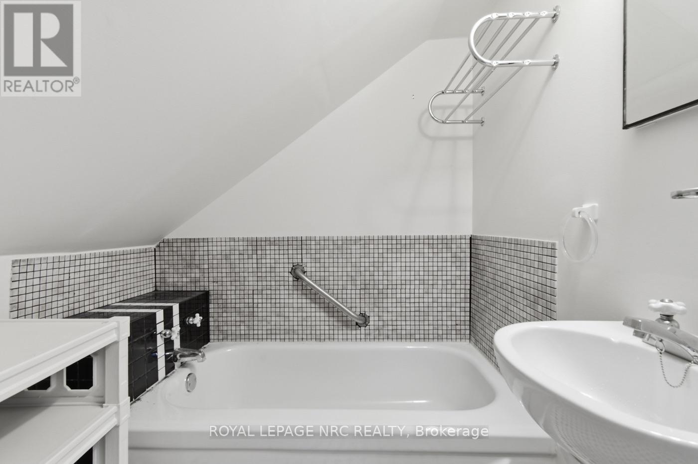 6068 Dixon Street, Niagara Falls, Ontario  L2G 2L5 - Photo 20 - X13761940