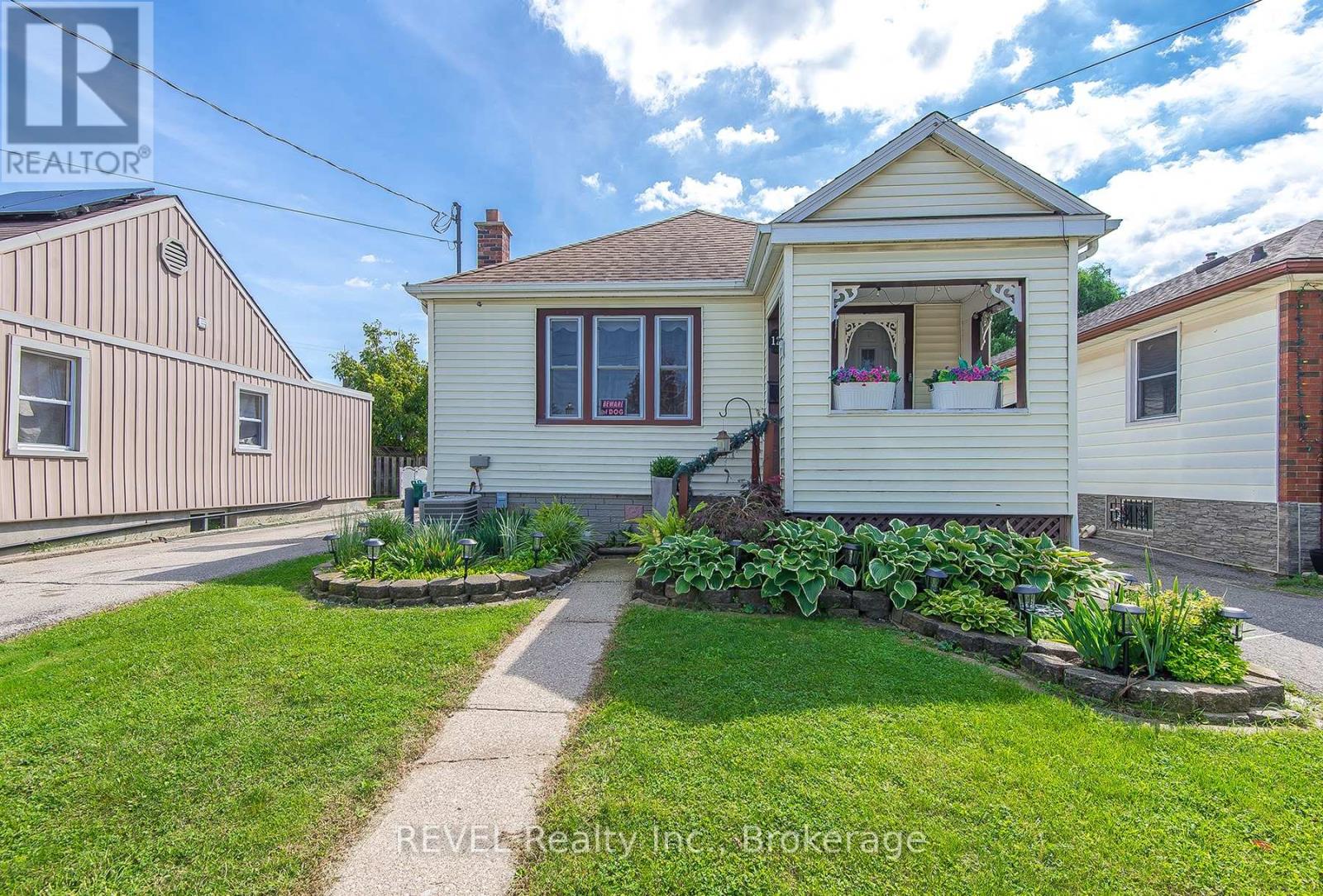 12 Garnet Street, St. Catharines, Ontario  L2M 5E5 - Photo 2 - X13763486