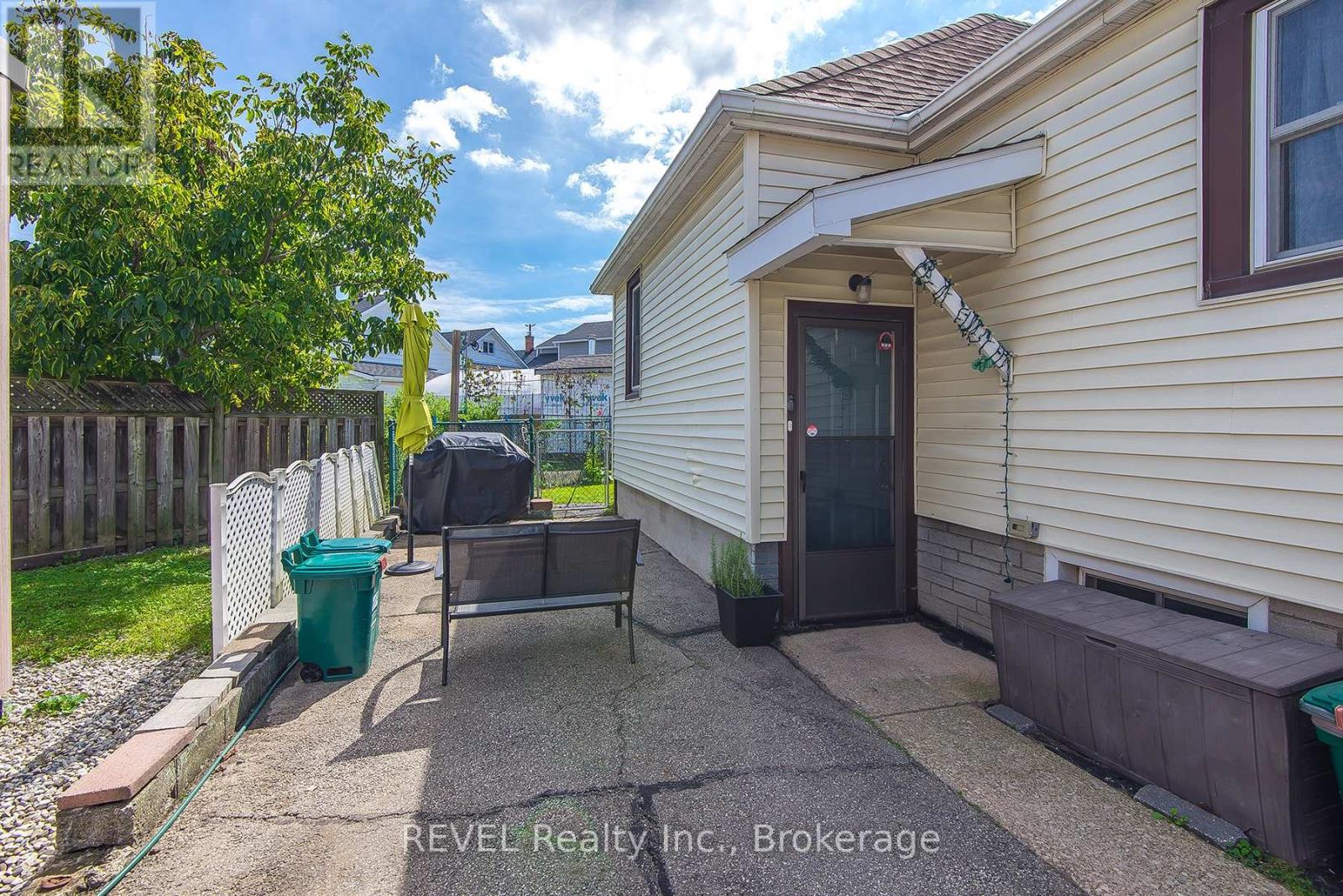 12 Garnet Street, St. Catharines, Ontario  L2M 5E5 - Photo 3 - X13763486