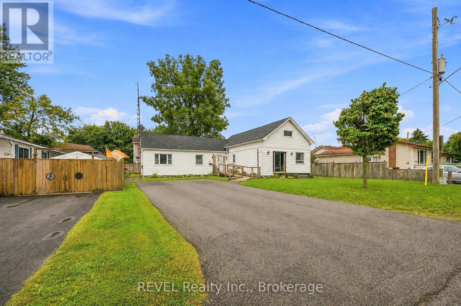 42 Wildwood Road, St. Catharines, Ontario  L2M 6Z8 - Photo 2 - X13764352