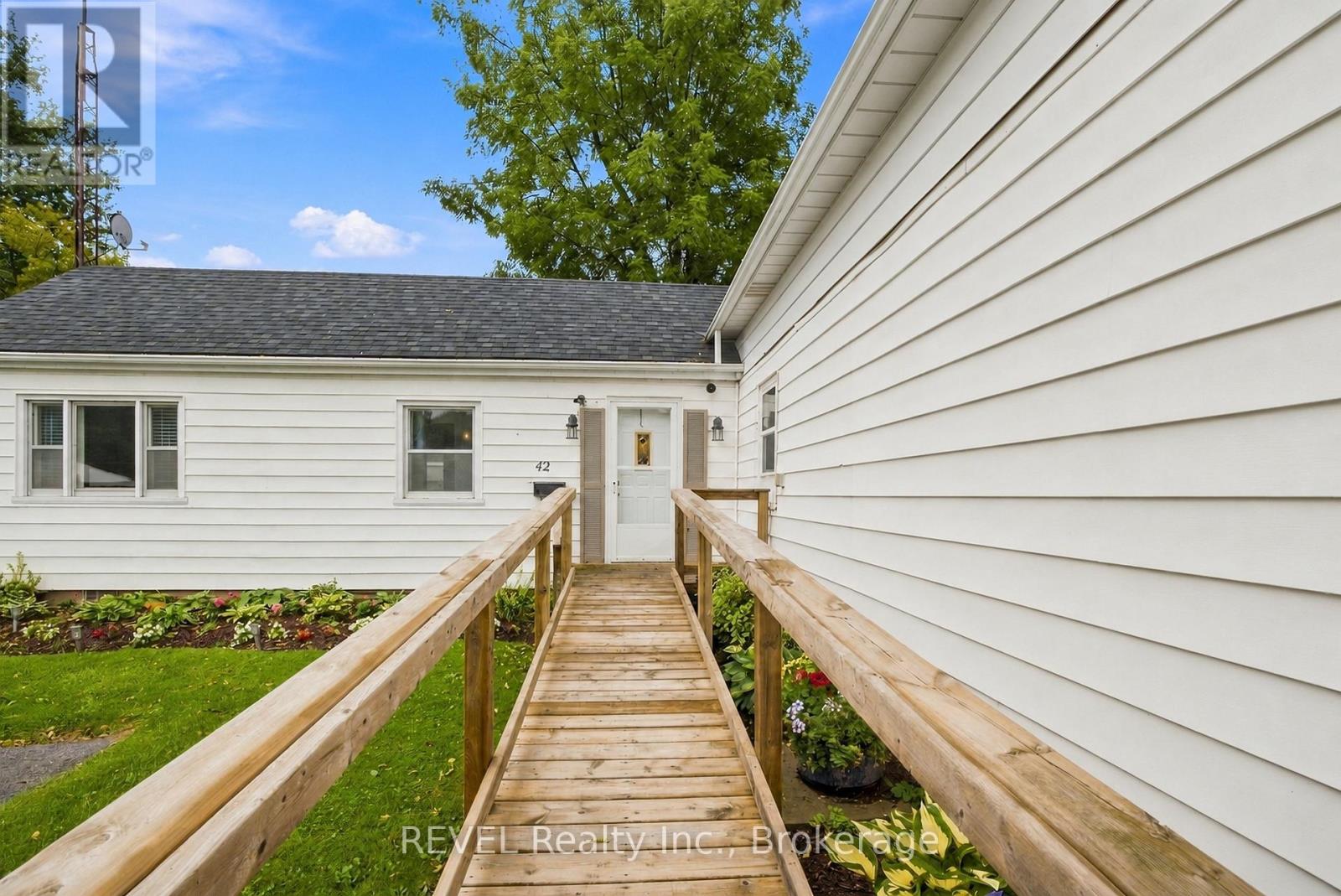 42 Wildwood Road, St. Catharines, Ontario  L2M 6Z8 - Photo 3 - X13764352