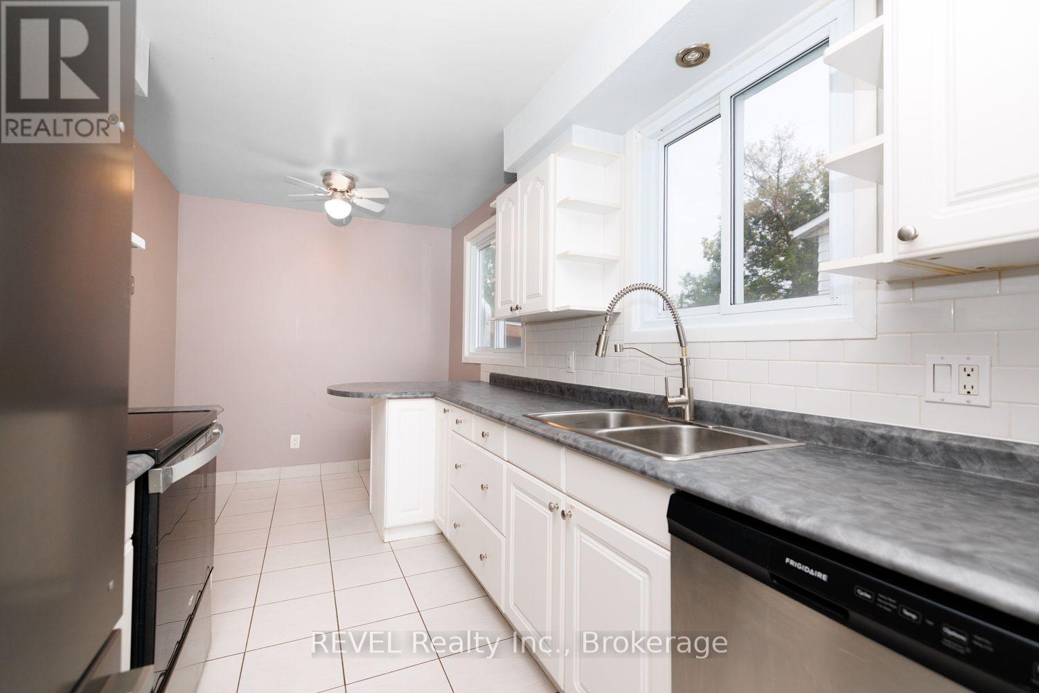 97 Tupper Drive, Thorold, Ontario  L2V 4C9 - Photo 4 - X13769172