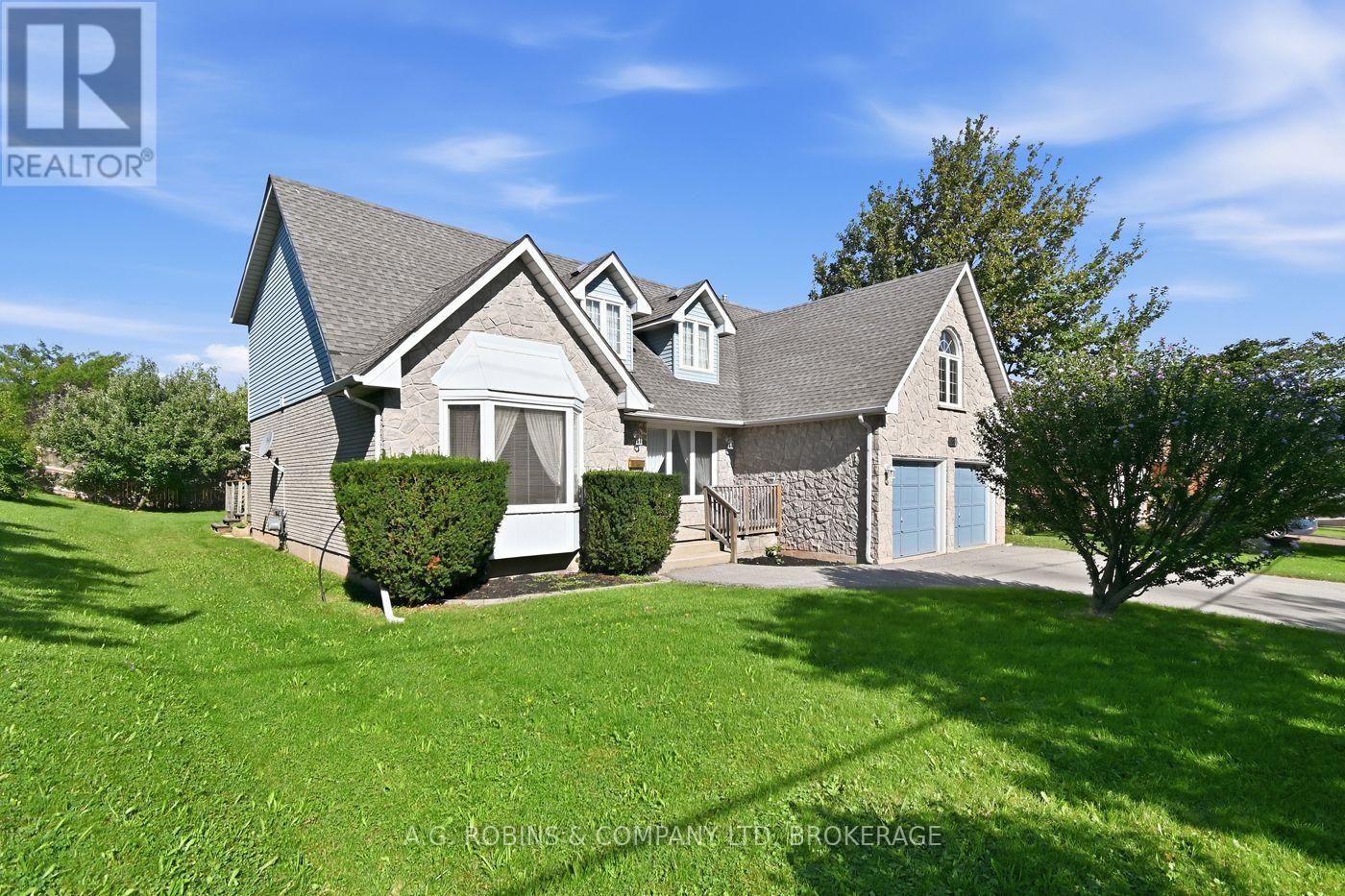 381 Kerman Avenue, Grimsby, Ontario  L3M 5C4 - Photo 2 - X13779756