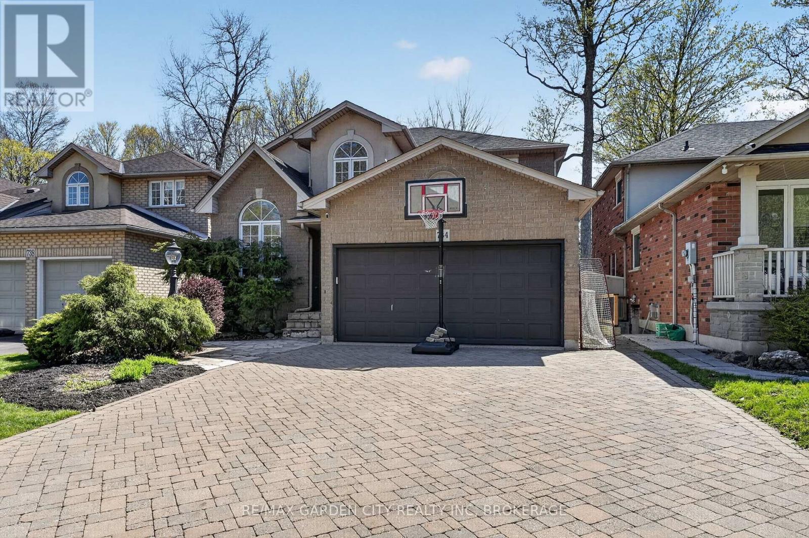 734 Brigadoon Drive, Hamilton, Ontario  L9C 7S2 - Photo 3 - X13784212