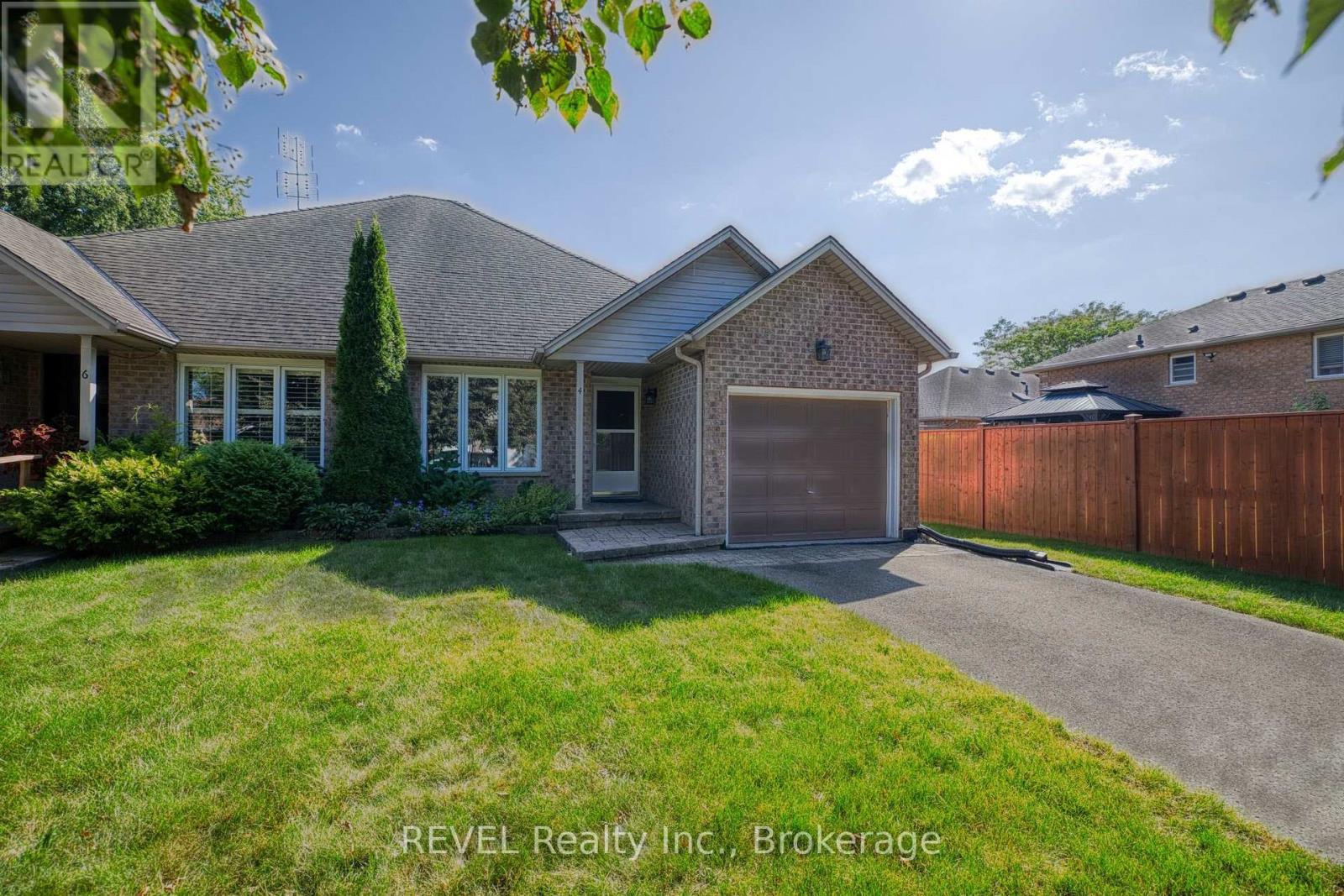 4 SADDLER STREET, Pelham, Ontario