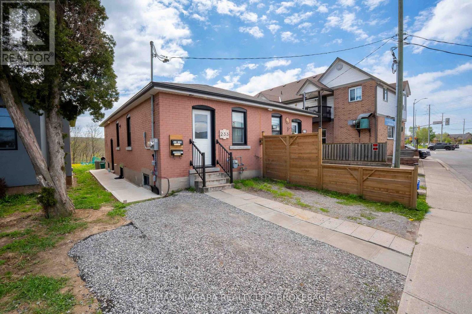 UPPER - 233 PELHAM ROAD, St. Catharines, Ontario