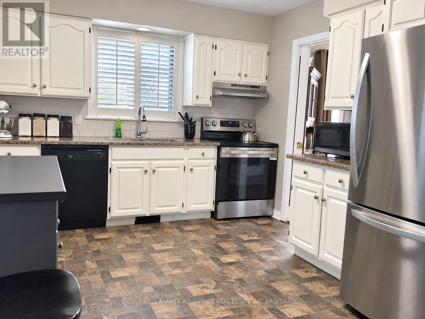 28 Dixon Crescent, Welland, Ontario  L3C 6P4 - Photo 5 - X13795238