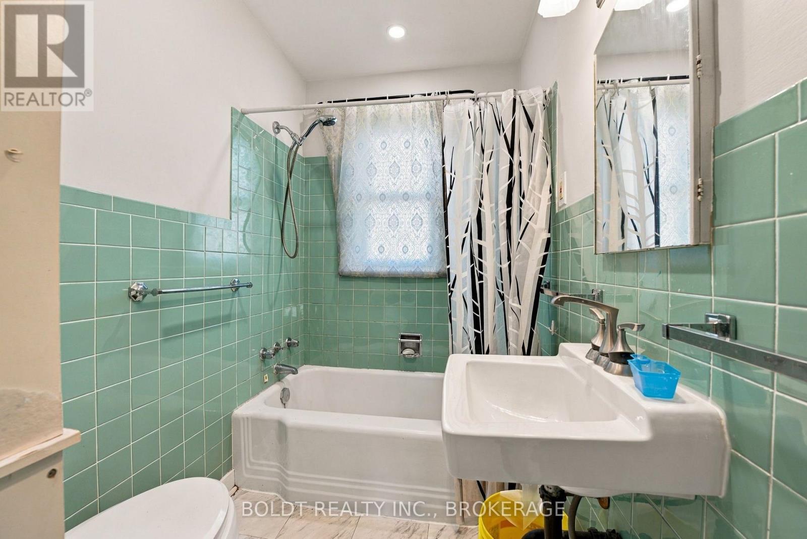 Upper - 403 Grantham Avenue, St. Catharines, Ontario  L2M 5B3 - Photo 17 - X13798214