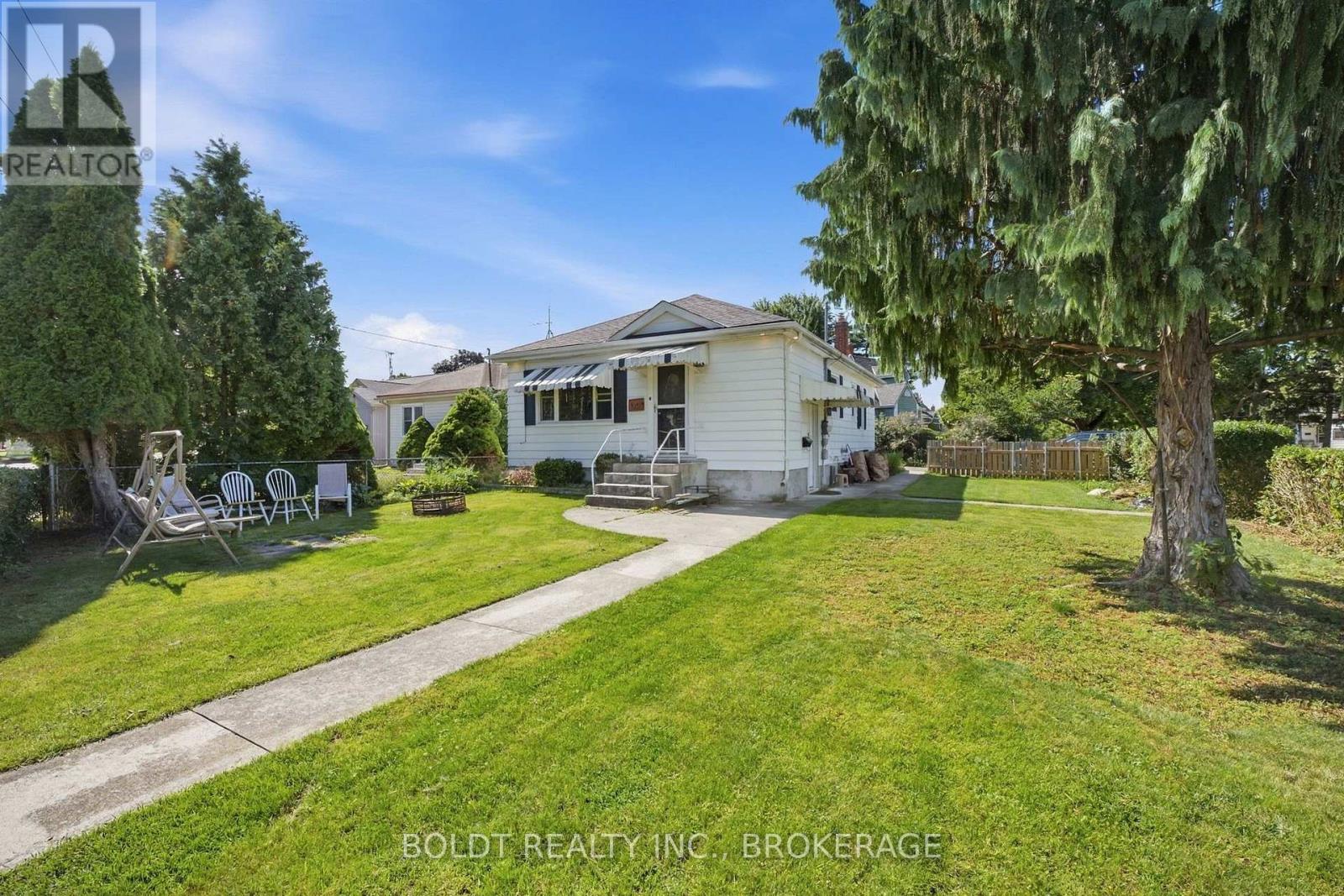 Upper - 403 Grantham Avenue, St. Catharines, Ontario  L2M 5B3 - Photo 2 - X13798214