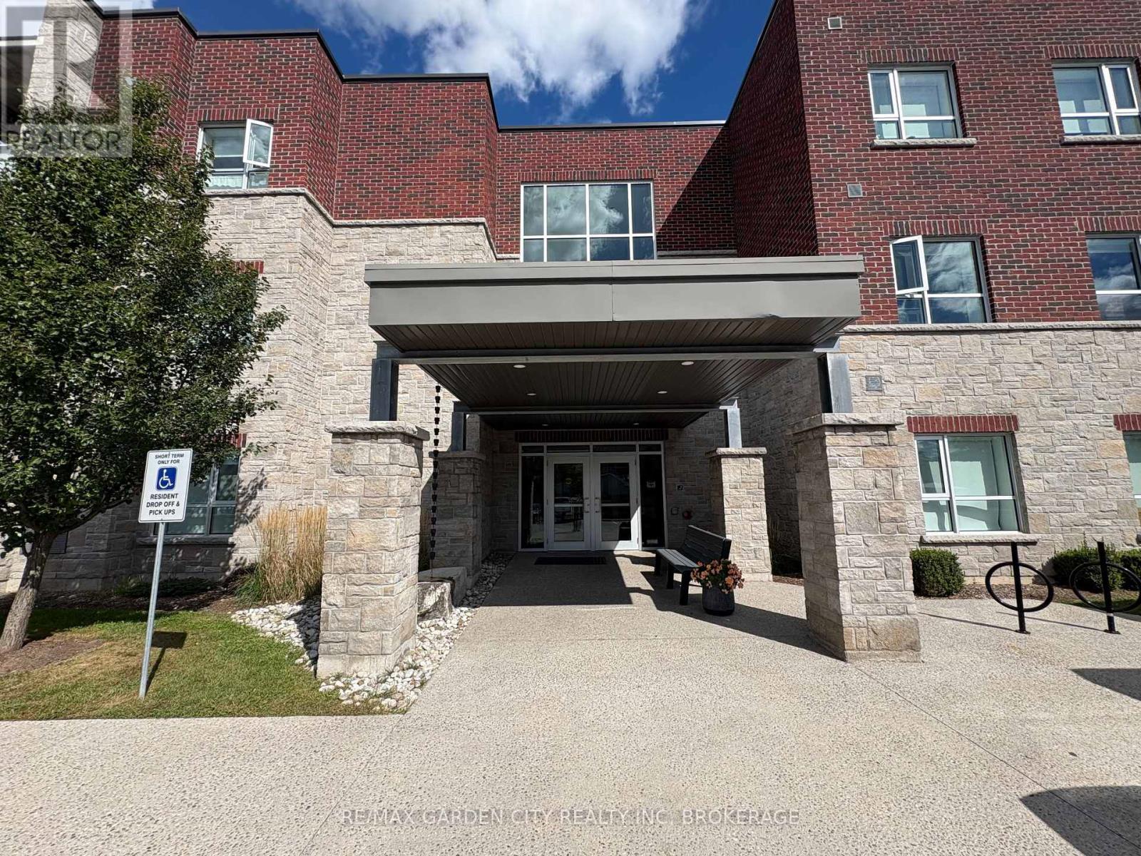 304 - 529 South Pelham Road, Welland, Ontario  L3C 0H7 - Photo 2 - X13802064