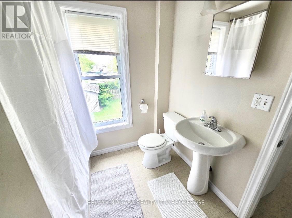 Upper - 215 Mcalpine Avenue S, Welland, Ontario  L3B 1T8 - Photo 11 - X13805224