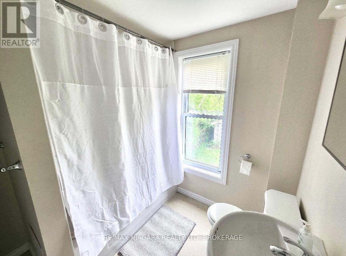 Upper - 215 Mcalpine Avenue S, Welland, Ontario  L3B 1T8 - Photo 4 - X13805224