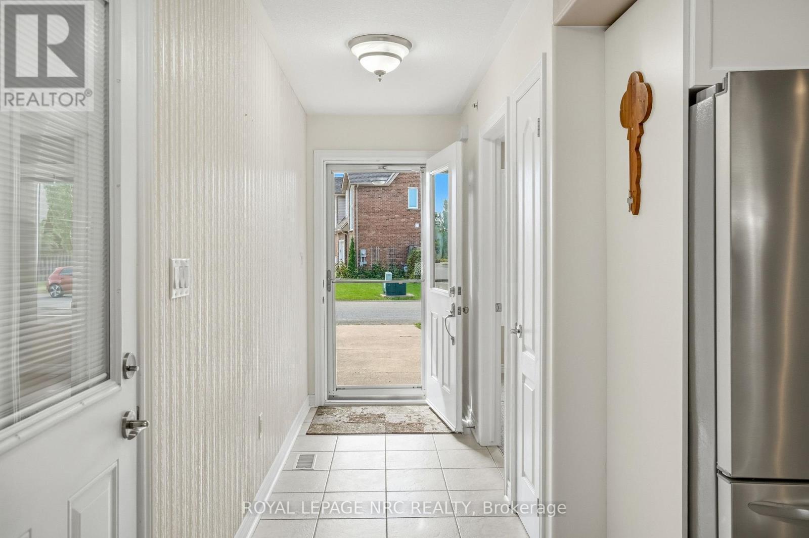 8 Bluegrass Crescent, St. Catharines, Ontario  L2P 0A7 - Photo 4 - X13806642