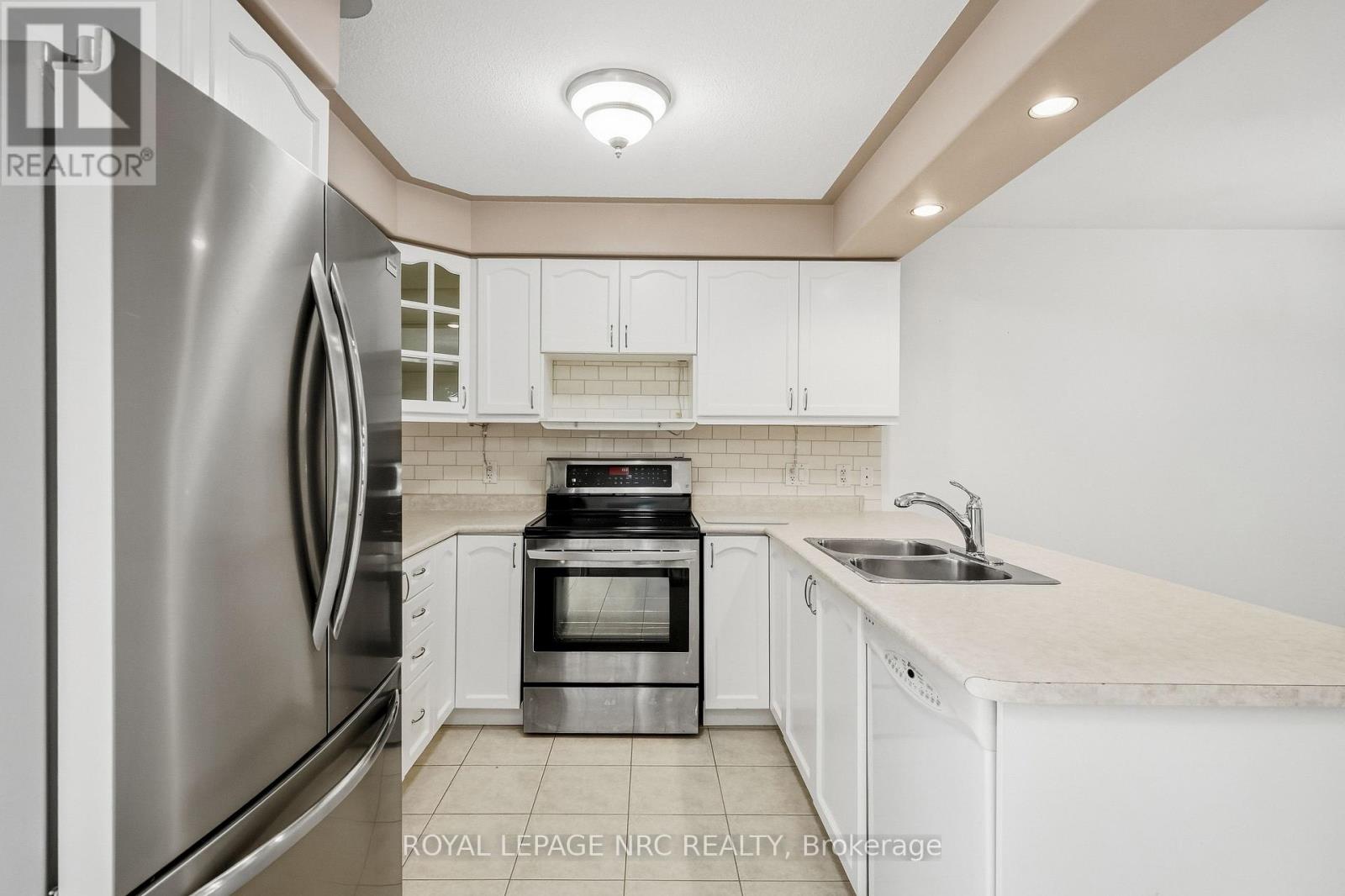8 Bluegrass Crescent, St. Catharines, Ontario  L2P 0A7 - Photo 6 - X13806642