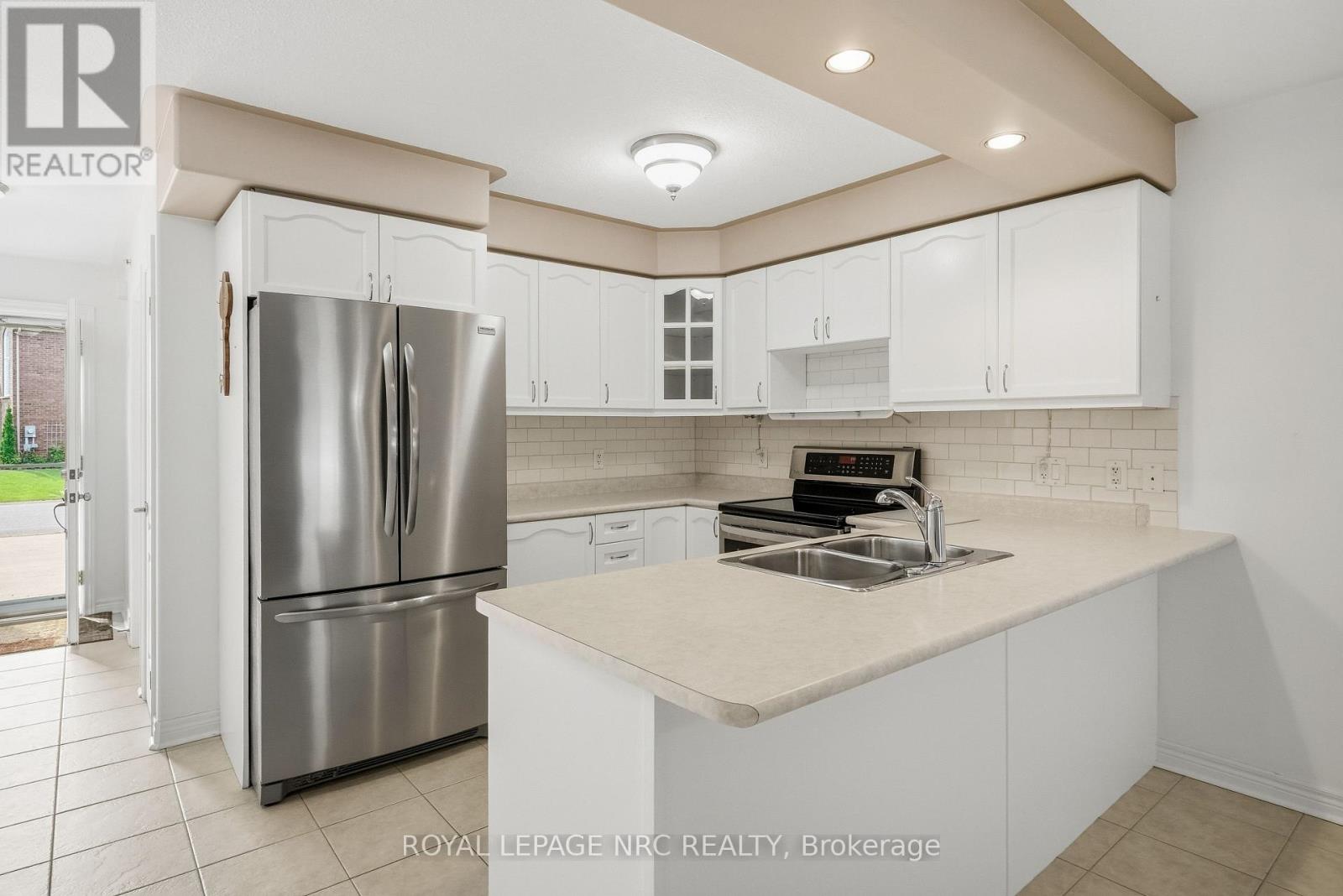 8 Bluegrass Crescent, St. Catharines, Ontario  L2P 0A7 - Photo 7 - X13806642