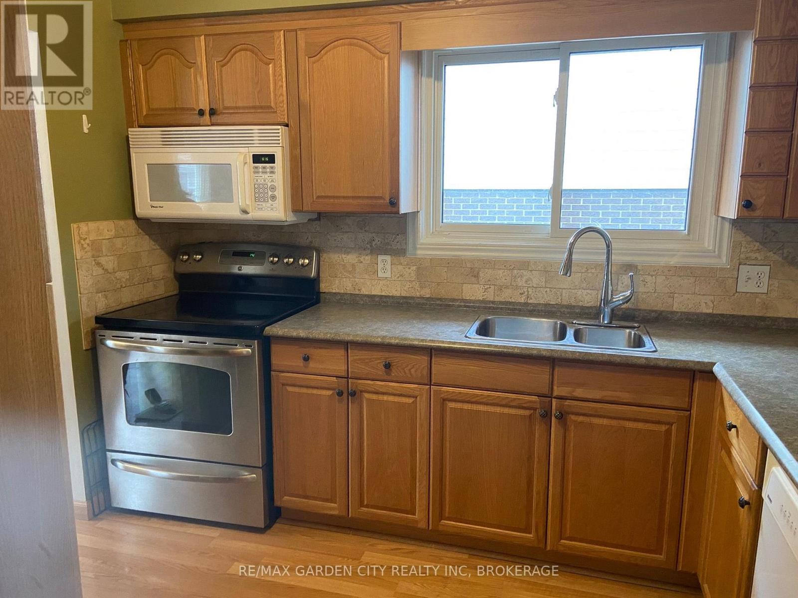 Upper - 9 Stonegate Drive, St. Catharines, Ontario  L2P 3K9 - Photo 11 - X13807524