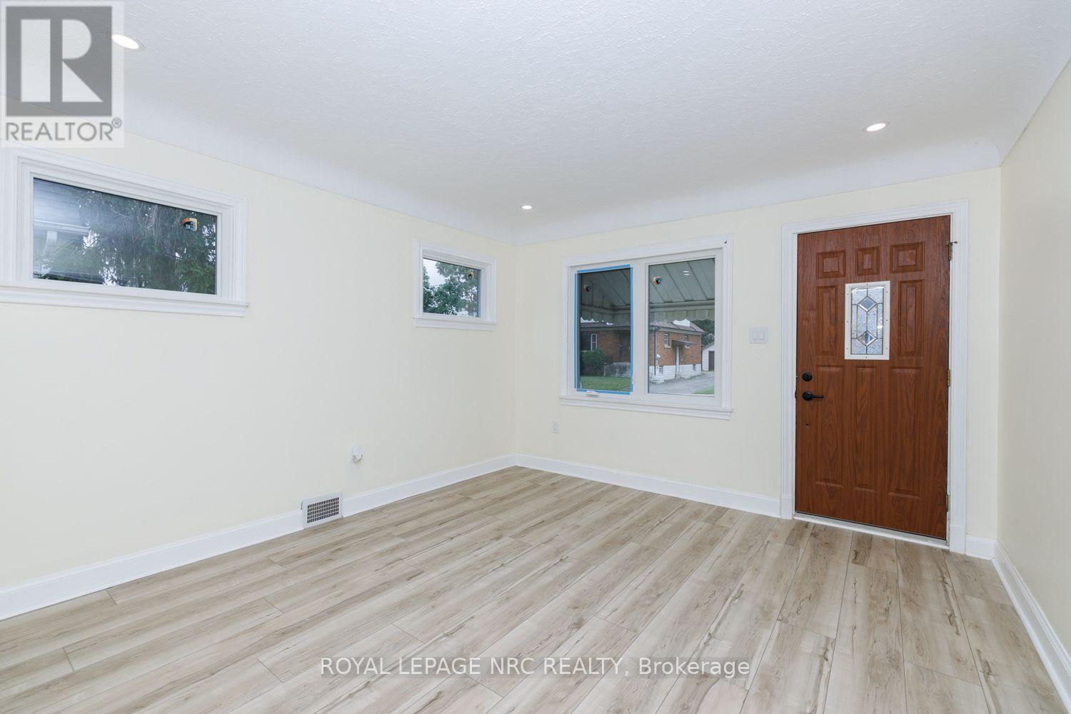 301 Carlton Street, St. Catharines, Ontario  L2N 1C1 - Photo 3 - X13812434