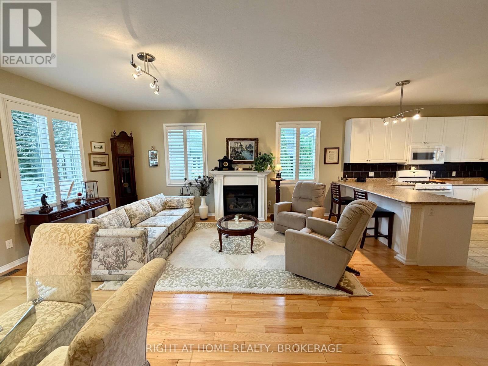 40 Stornoway Crescent N, Huron East, Ontario  N0K 1W0 - Photo 6 - X13812790