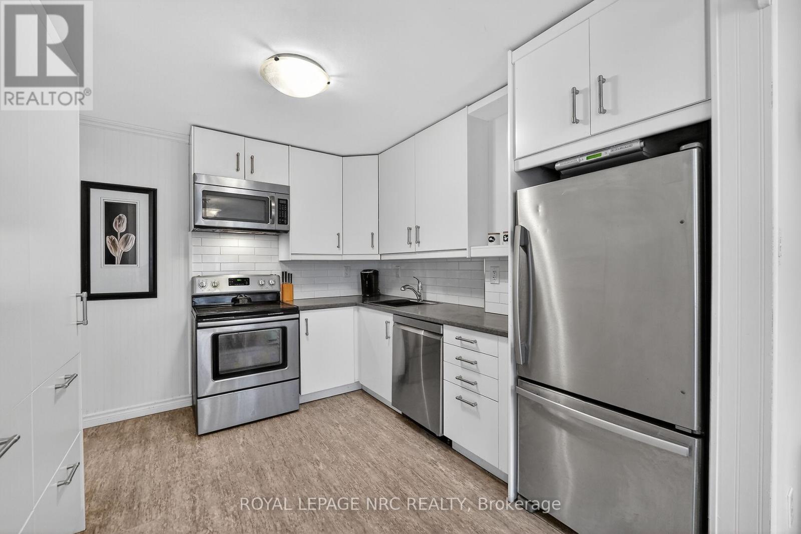 4 - 453 Woodview Road, Burlington, Ontario  L7N 2Z9 - Photo 3 - W13816528