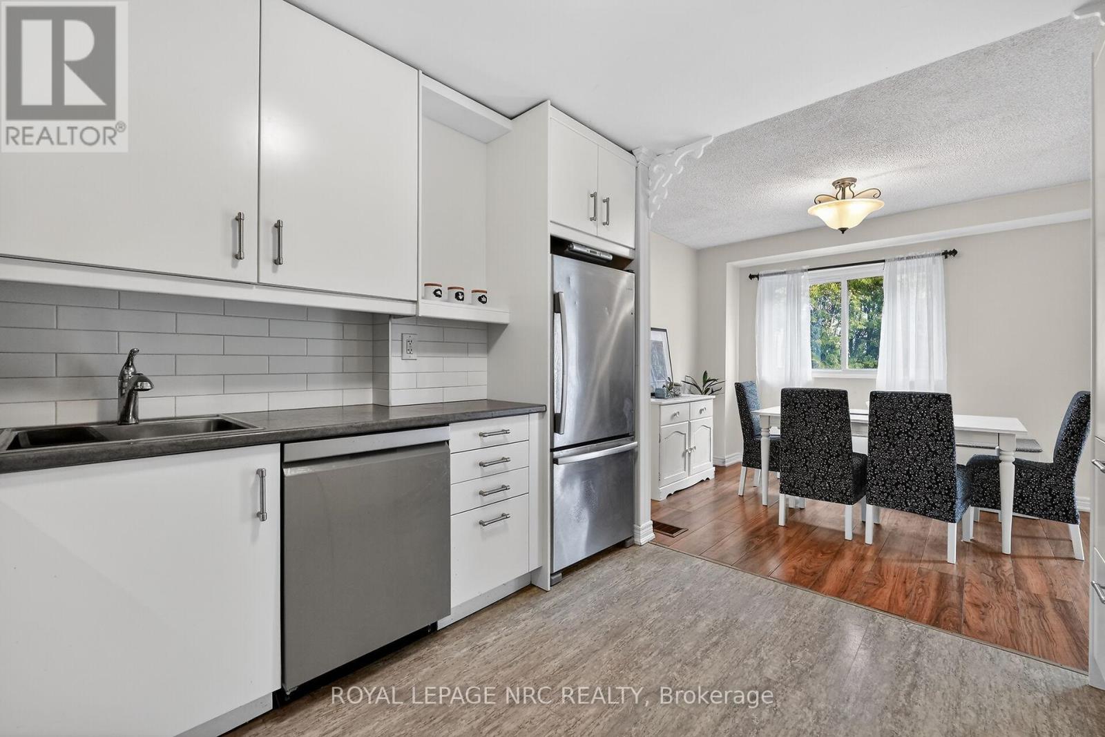 4 - 453 Woodview Road, Burlington, Ontario  L7N 2Z9 - Photo 4 - W13816528