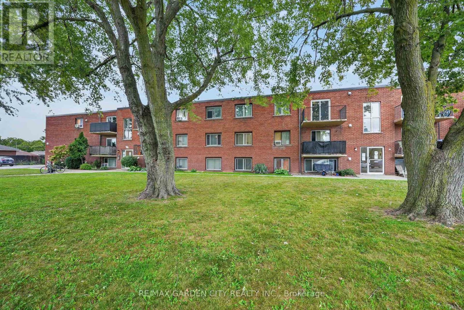 37 - 452 CARLTON STREET S, St. Catharines, Ontario