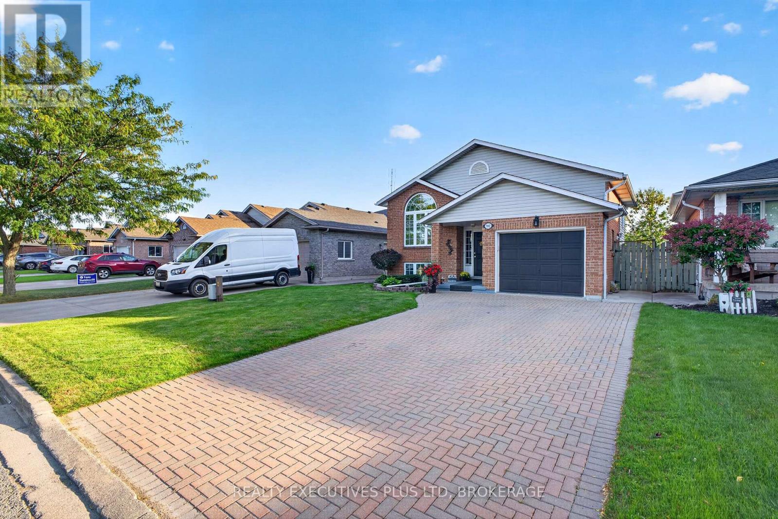 7802 Sabine Drive, Niagara Falls, Ontario  L2H 3E4 - Photo 2 - X13821444