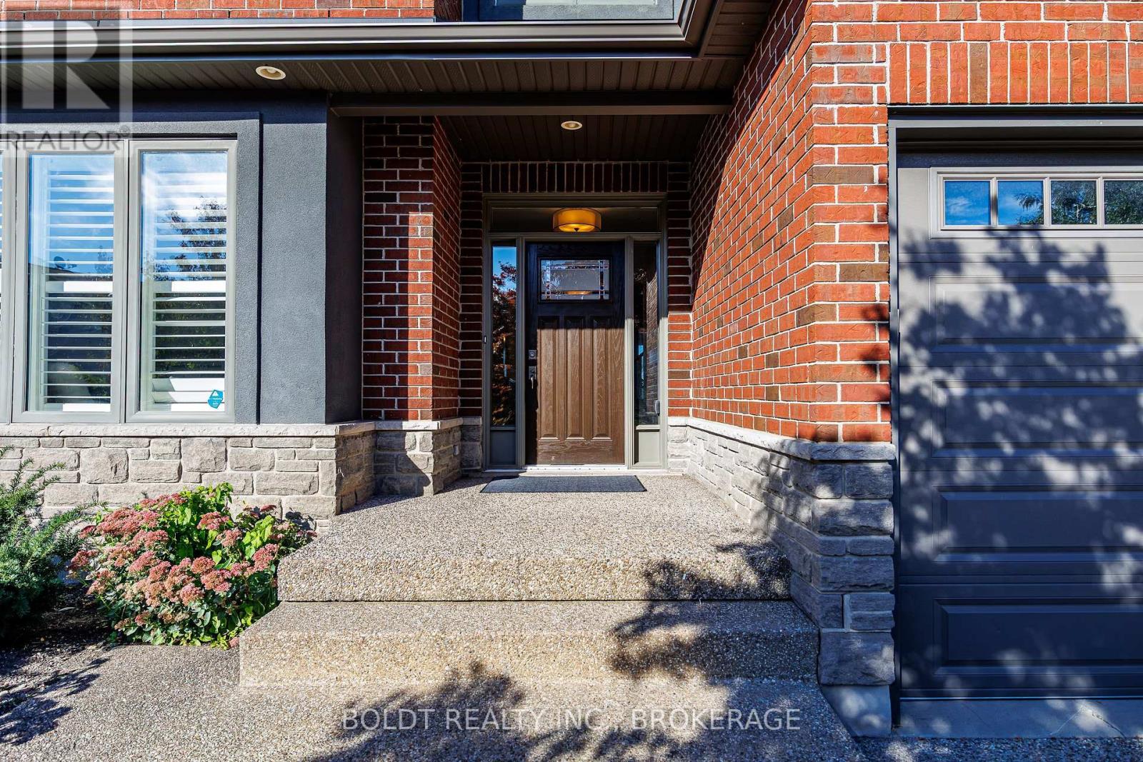 26 Matthews Court, St. Catharines, Ontario  L2S 4C4 - Photo 3 - X13821938