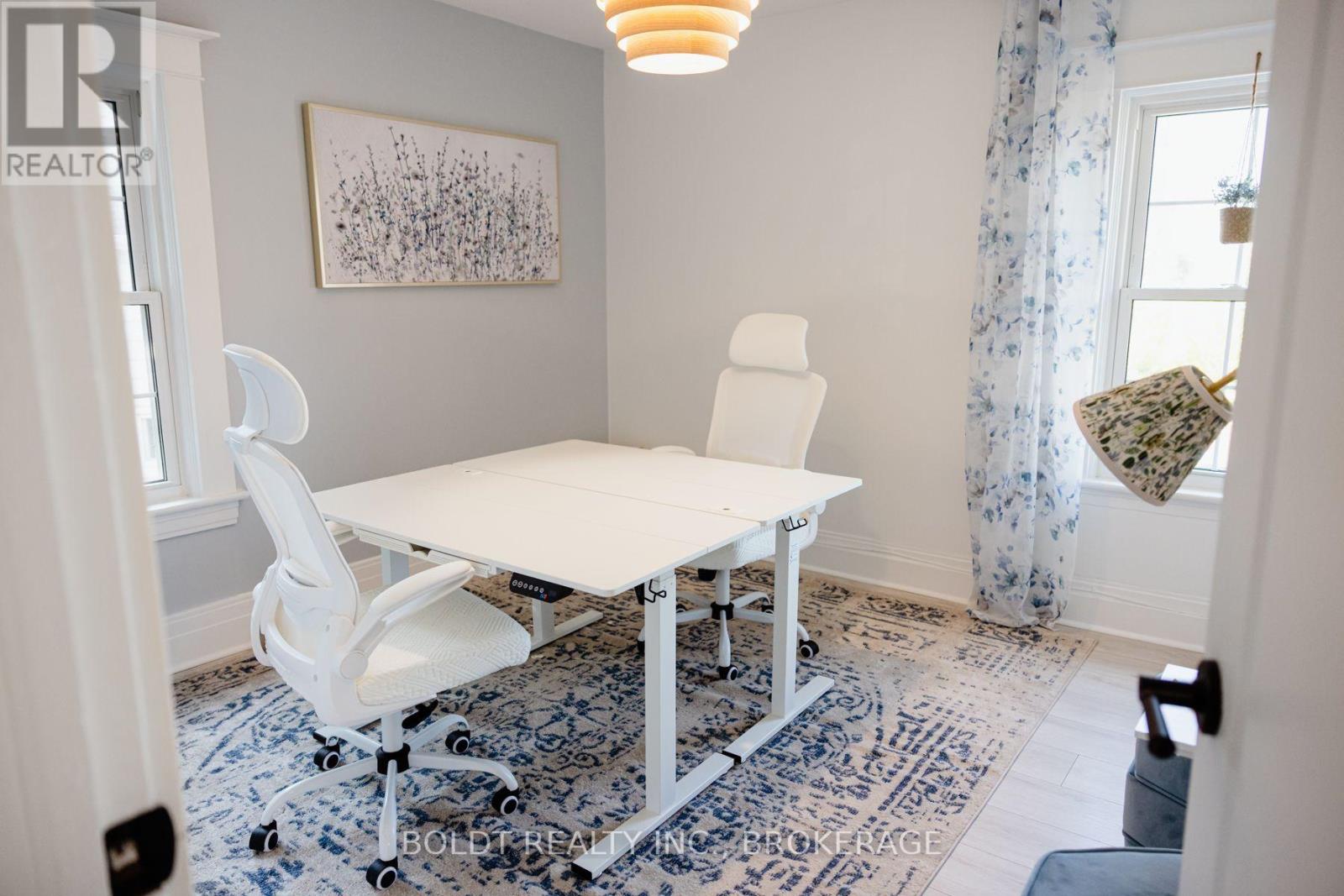 DELPHINIUM ROOM - 49 LAKE STREET, St. Catharines, Ontario