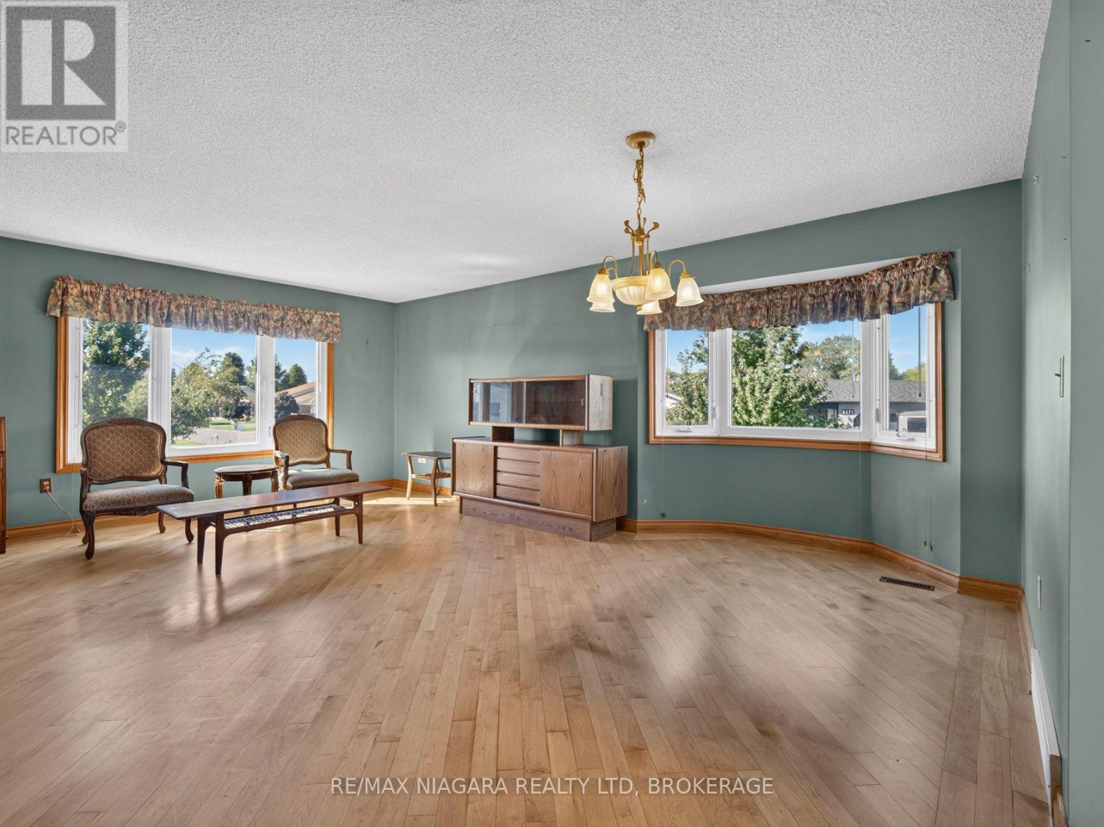 7905 Salisbury Place, Niagara Falls, Ontario  L2H 2W7 - Photo 5 - X13823586