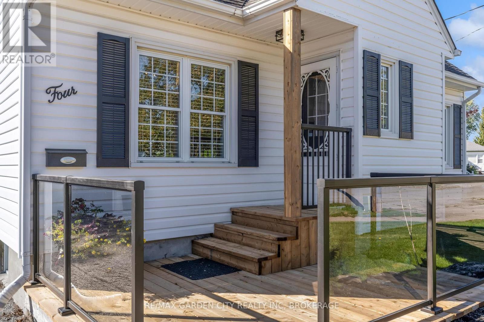 4 Manor Road, St. Catharines, Ontario  L2N 3B5 - Photo 2 - X13831770