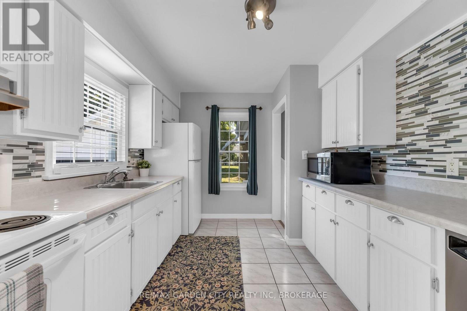4 Manor Road, St. Catharines, Ontario  L2N 3B5 - Photo 5 - X13831770