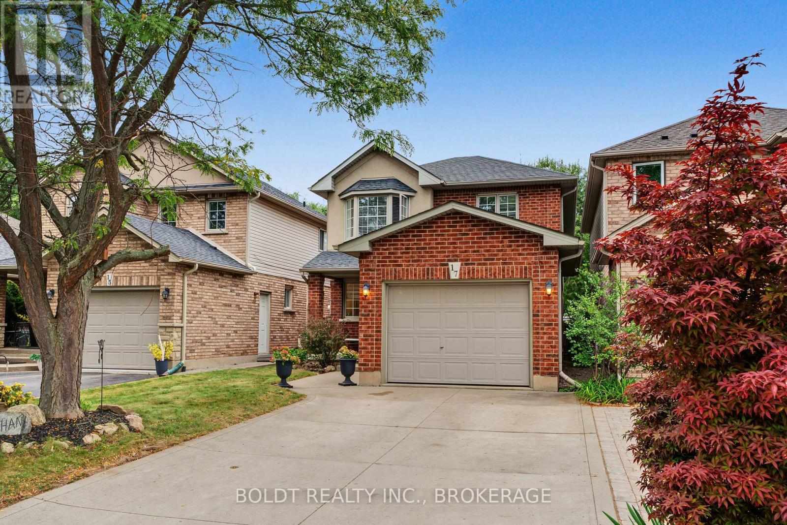 17 Valridge Court, Hamilton, Ontario  L9G 4Y5 - Photo 2 - X13831854