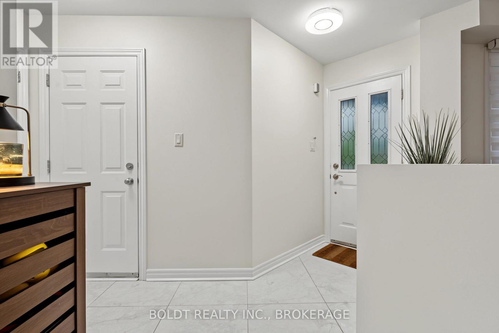 17 Valridge Court, Hamilton, Ontario  L9G 4Y5 - Photo 5 - X13831854
