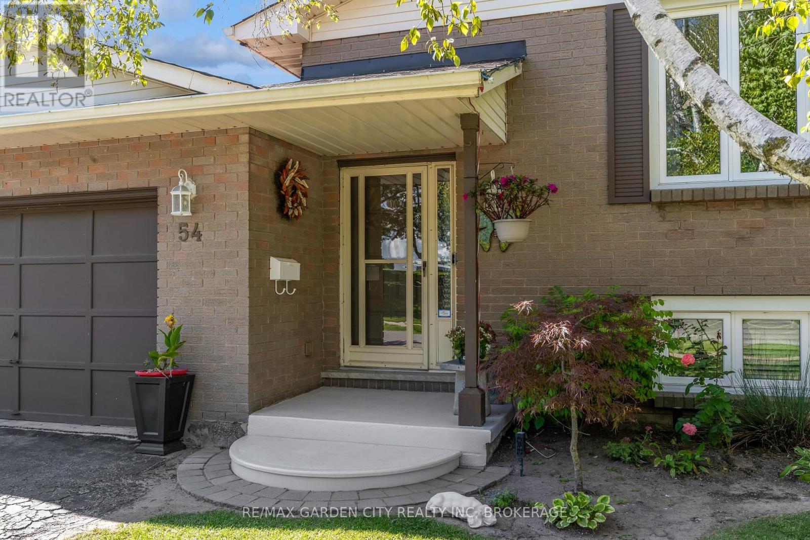 54 Crestcombe Road, St. Catharines, Ontario  L2S 2J4 - Photo 2 - X13833936