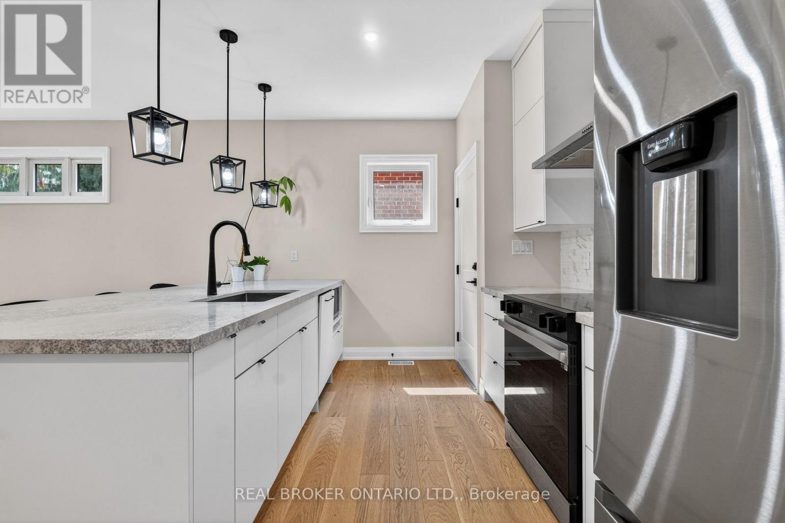 5 Marina Avenue, Toronto, Ontario  M8W 1J8 - Photo 9 - W13422802