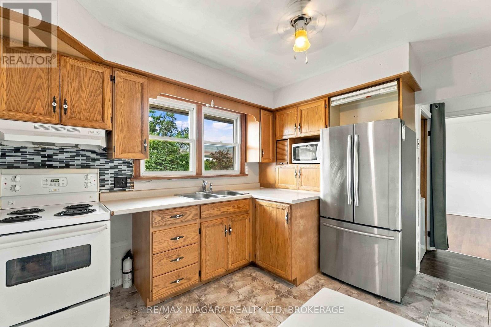 29 Glengarry Road, St. Catharines, Ontario  L2T 2T9 - Photo 9 - X13839456