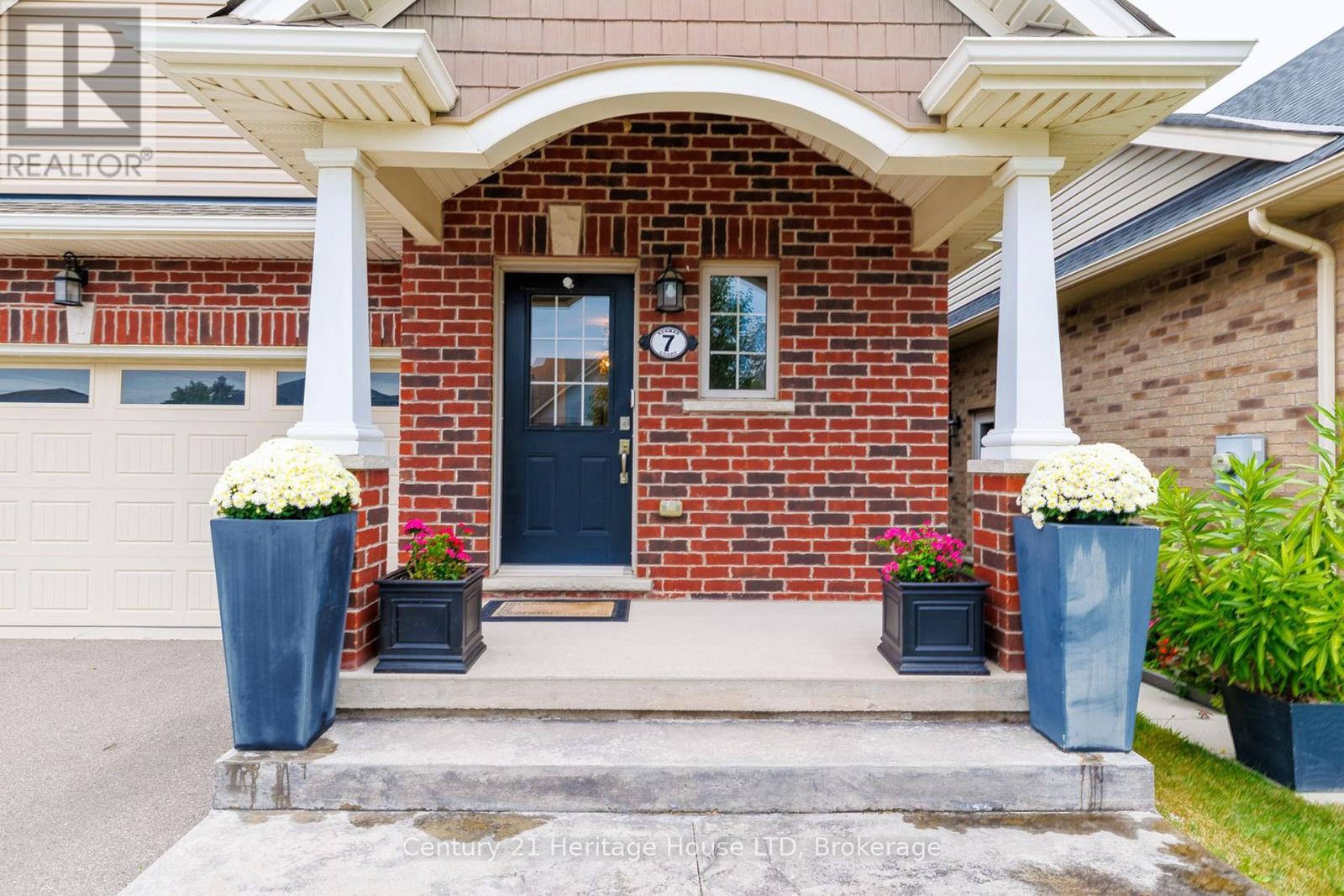 7 Kenmar Court, St. Catharines, Ontario  L2P 0E4 - Photo 3 - X13847906
