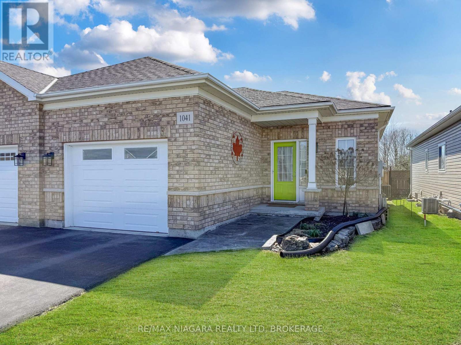 1041 Meadowood Street, Fort Erie, Ontario  L2A 5B9 - Photo 2 - X13848046