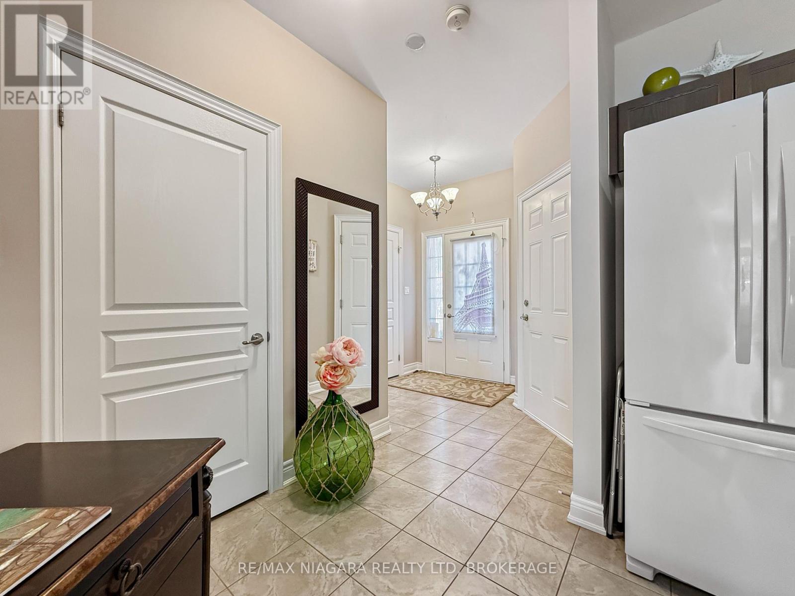 1041 Meadowood Street, Fort Erie, Ontario  L2A 5B9 - Photo 5 - X13848046