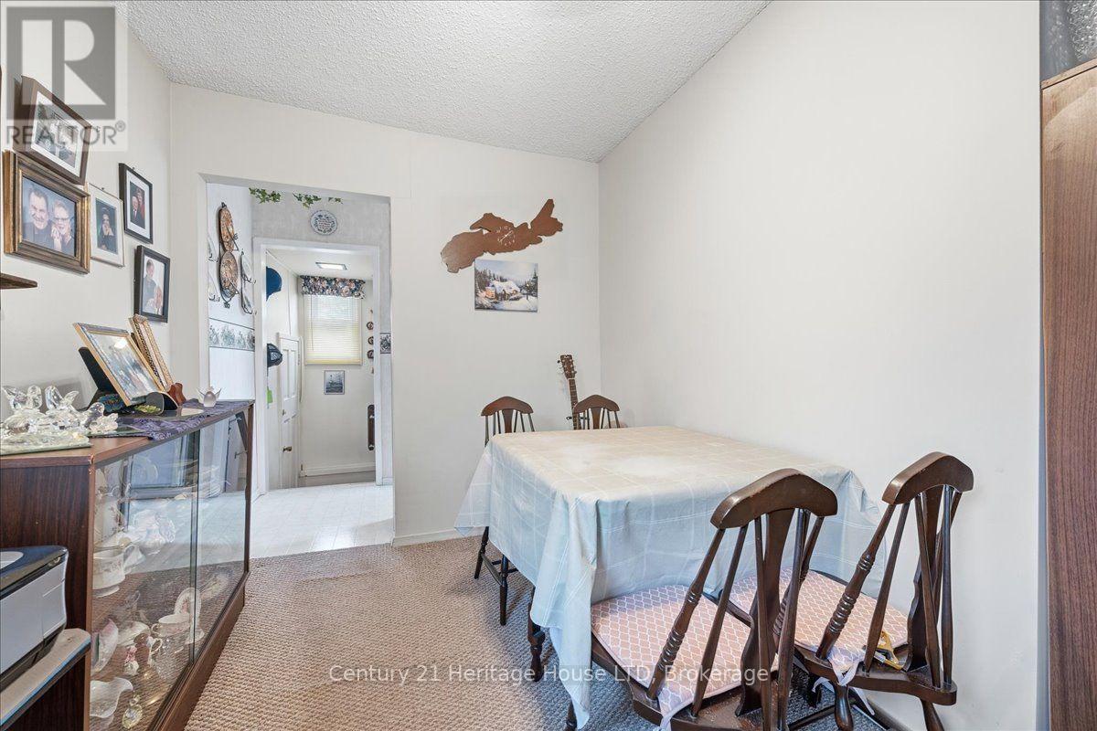 26 Coventry Street, St. Catharines, Ontario  L2R 2X7 - Photo 13 - X13854160
