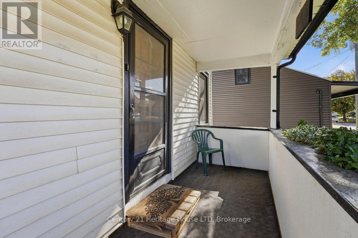 26 Coventry Street, St. Catharines, Ontario  L2R 2X7 - Photo 3 - X13854160